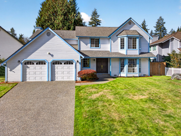 Redmond Two Story: 4 Bedrooms, Bonus Room, Central A/C, and a Private Fenced Yard in Northshore Schools