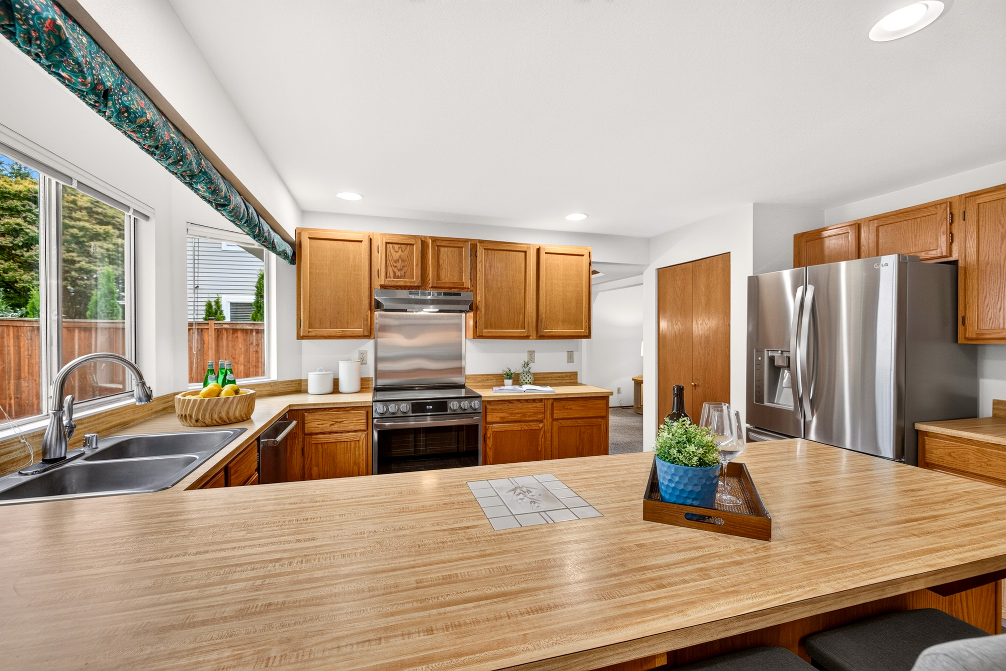 Redmond Two Story: 4 Bedrooms, Bonus Room, Central A/C, and a Private Fenced Yard in Northshore Schools