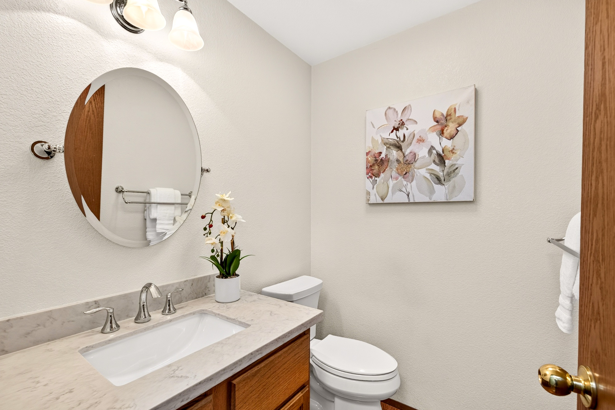 Redmond Two Story: 4 Bedrooms, Bonus Room, Central A/C, and a Private Fenced Yard in Northshore Schools
