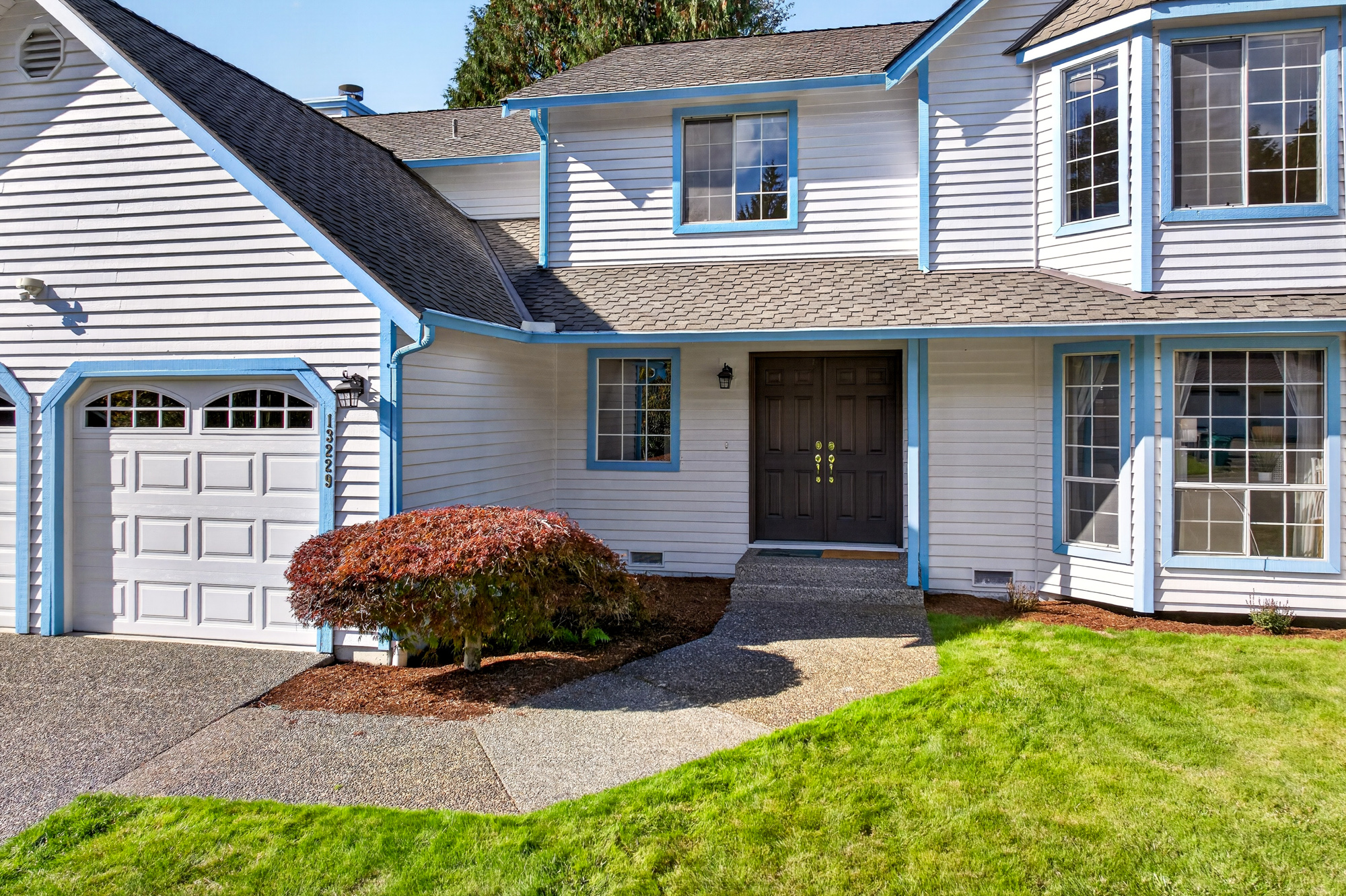 Redmond Two Story: 4 Bedrooms, Bonus Room, Central A/C, and a Private Fenced Yard in Northshore Schools