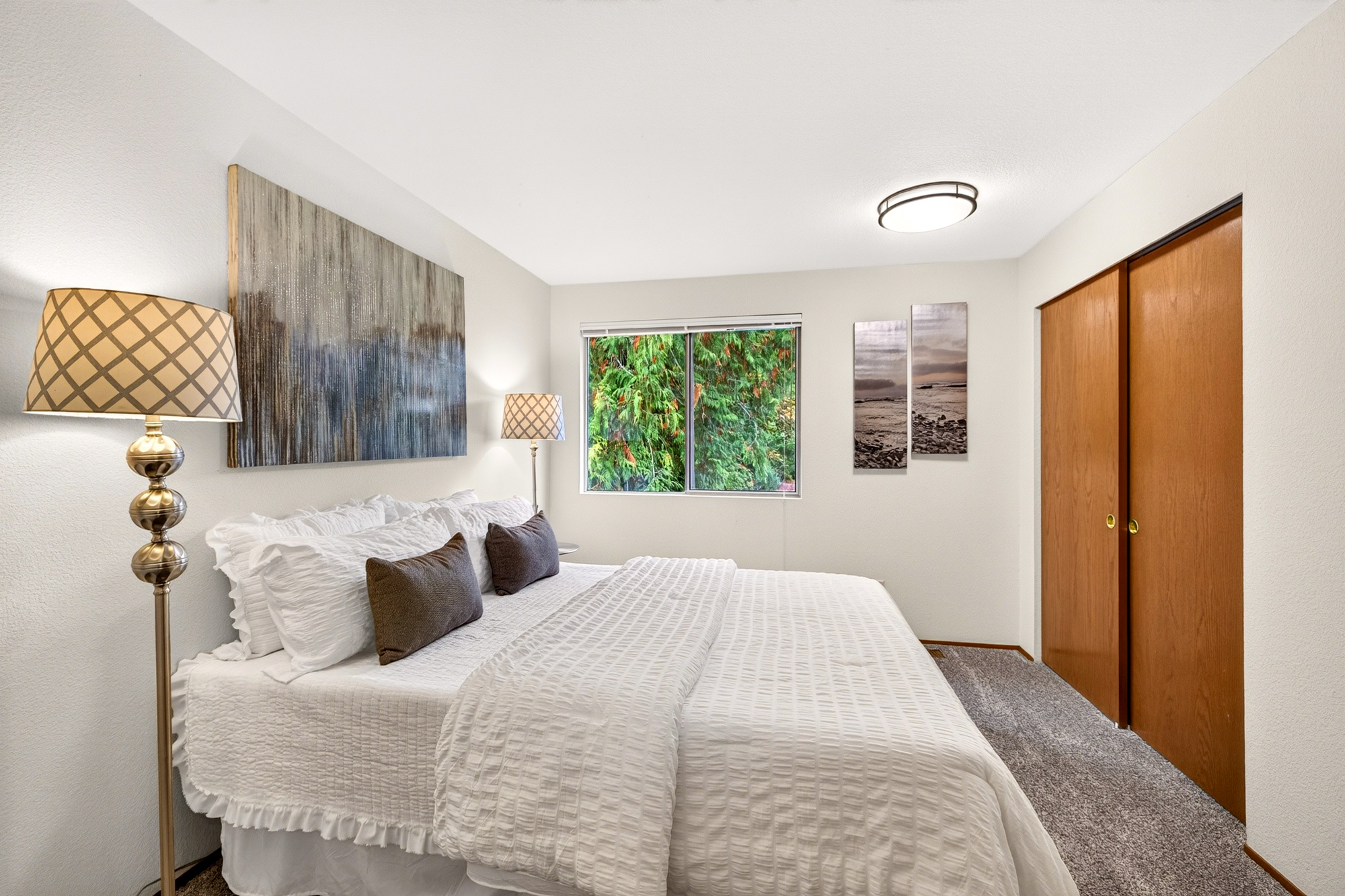 Redmond Two Story: 4 Bedrooms, Bonus Room, Central A/C, and a Private Fenced Yard in Northshore Schools