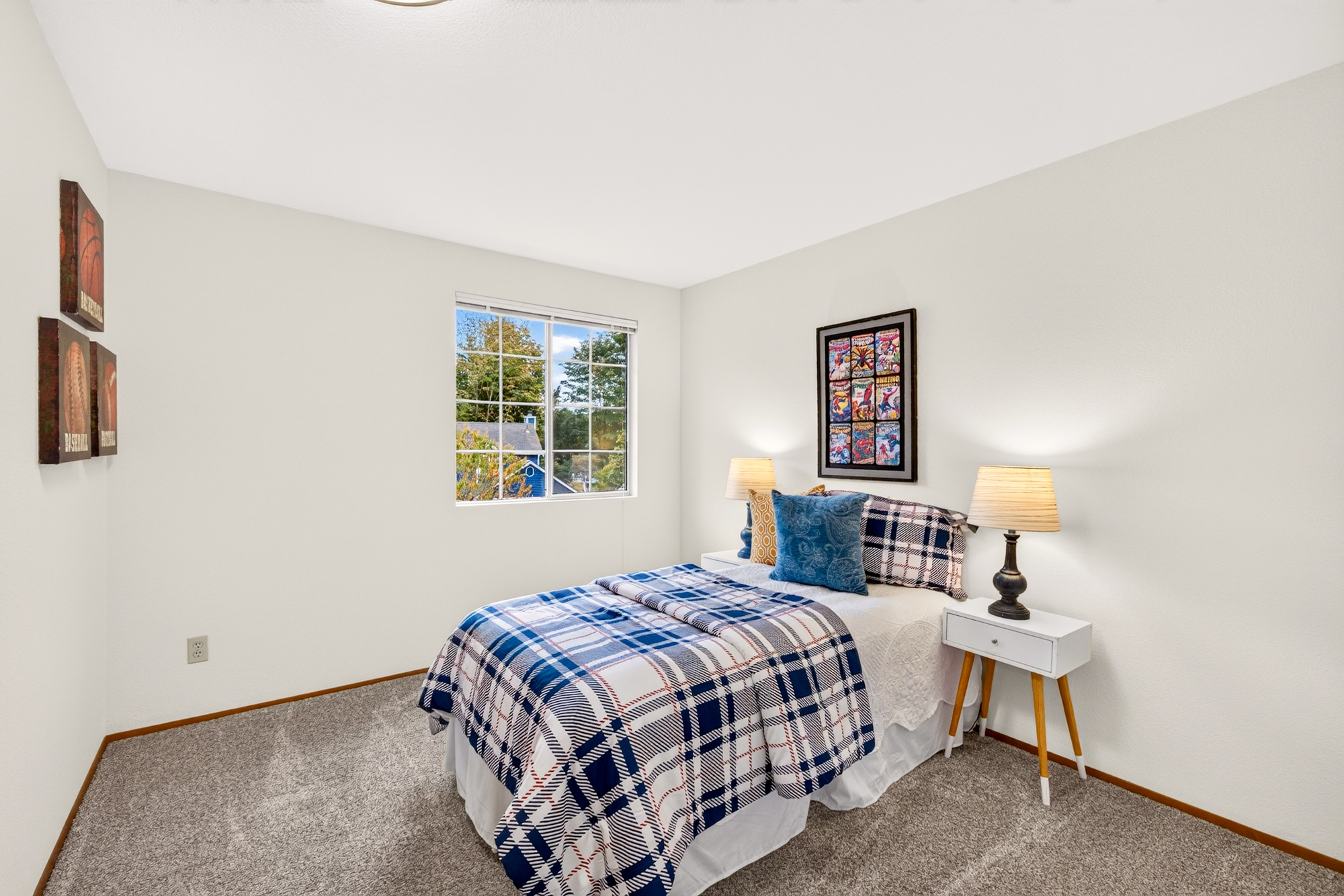Redmond Two Story: 4 Bedrooms, Bonus Room, Central A/C, and a Private Fenced Yard in Northshore Schools