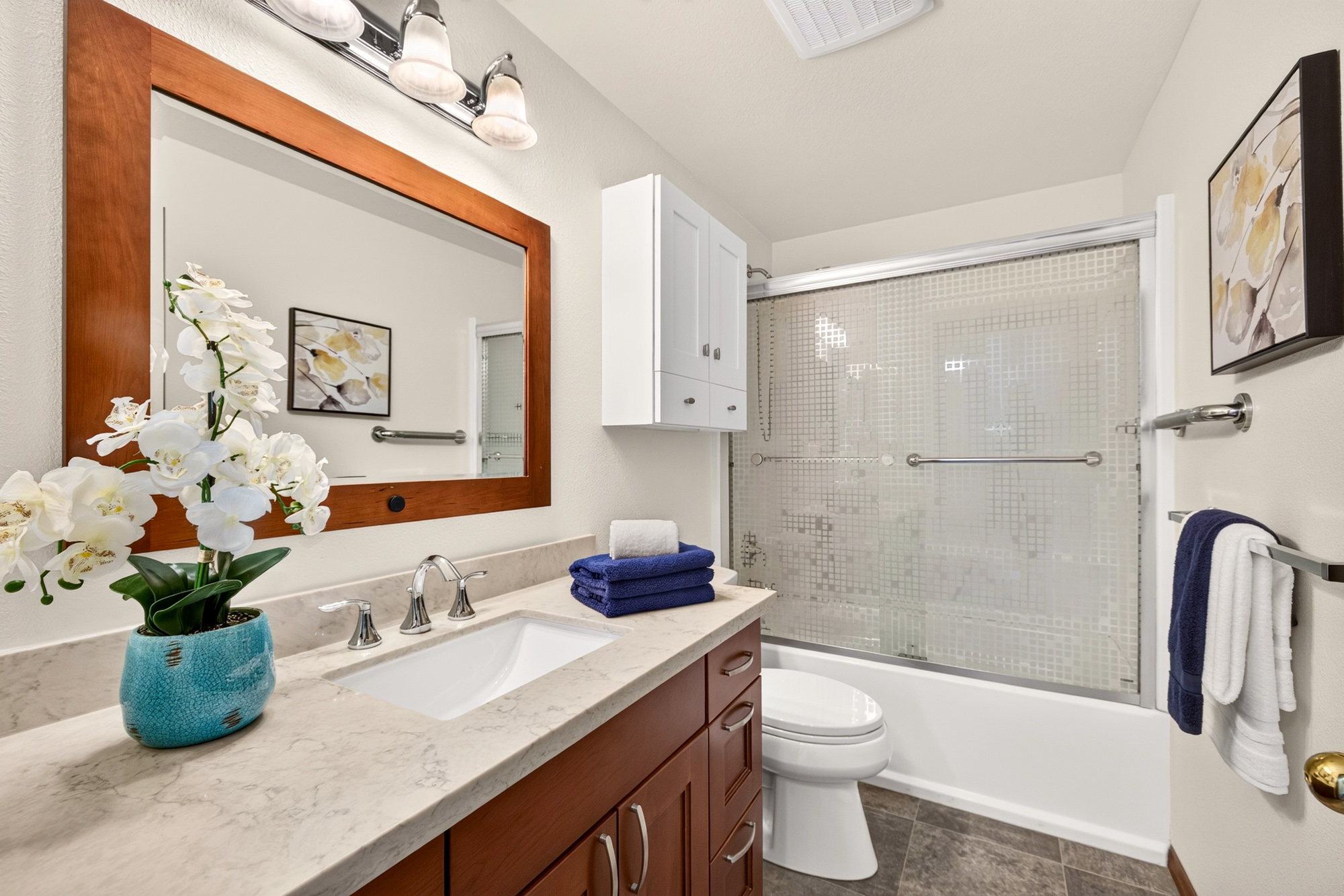 Redmond Two Story: 4 Bedrooms, Bonus Room, Central A/C, and a Private Fenced Yard in Northshore Schools