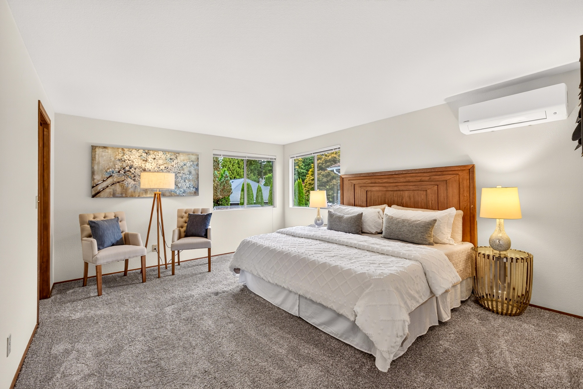 Redmond Two Story: 4 Bedrooms, Bonus Room, Central A/C, and a Private Fenced Yard in Northshore Schools