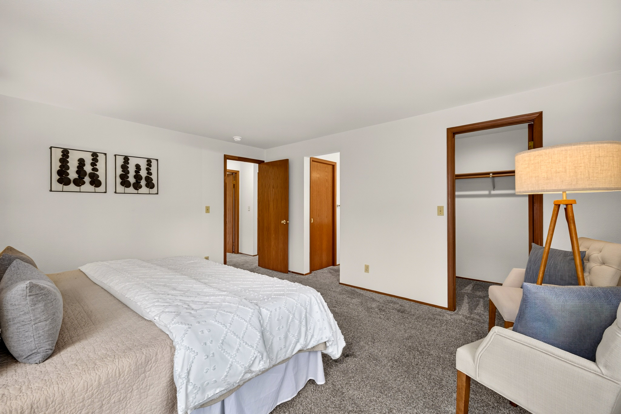 Redmond Two Story: 4 Bedrooms, Bonus Room, Central A/C, and a Private Fenced Yard in Northshore Schools