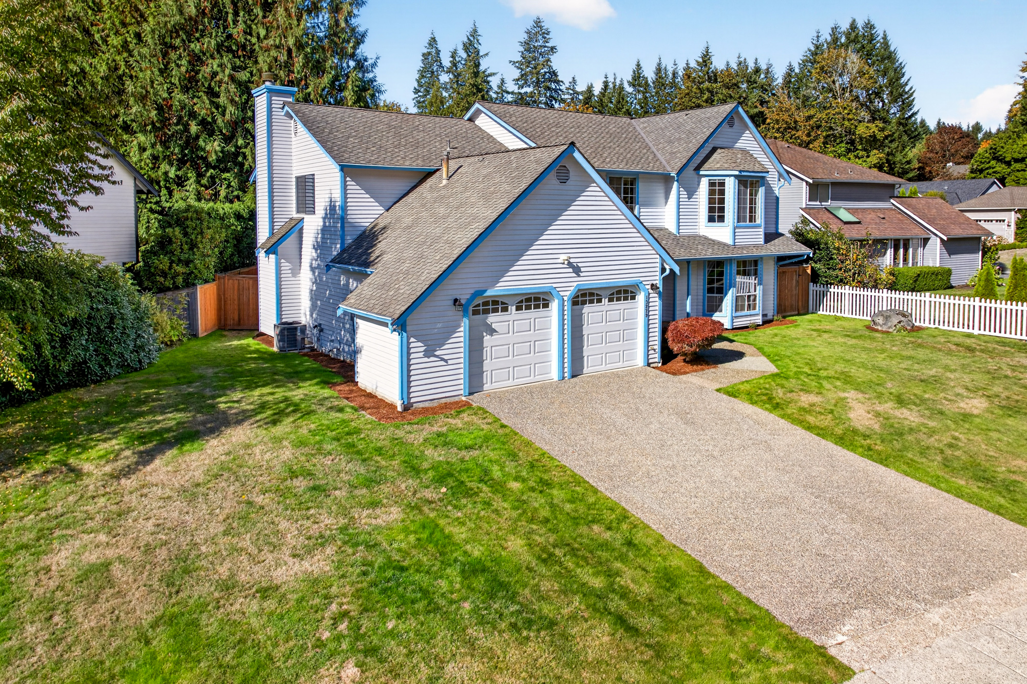 Redmond Two Story: 4 Bedrooms, Bonus Room, Central A/C, and a Private Fenced Yard in Northshore Schools