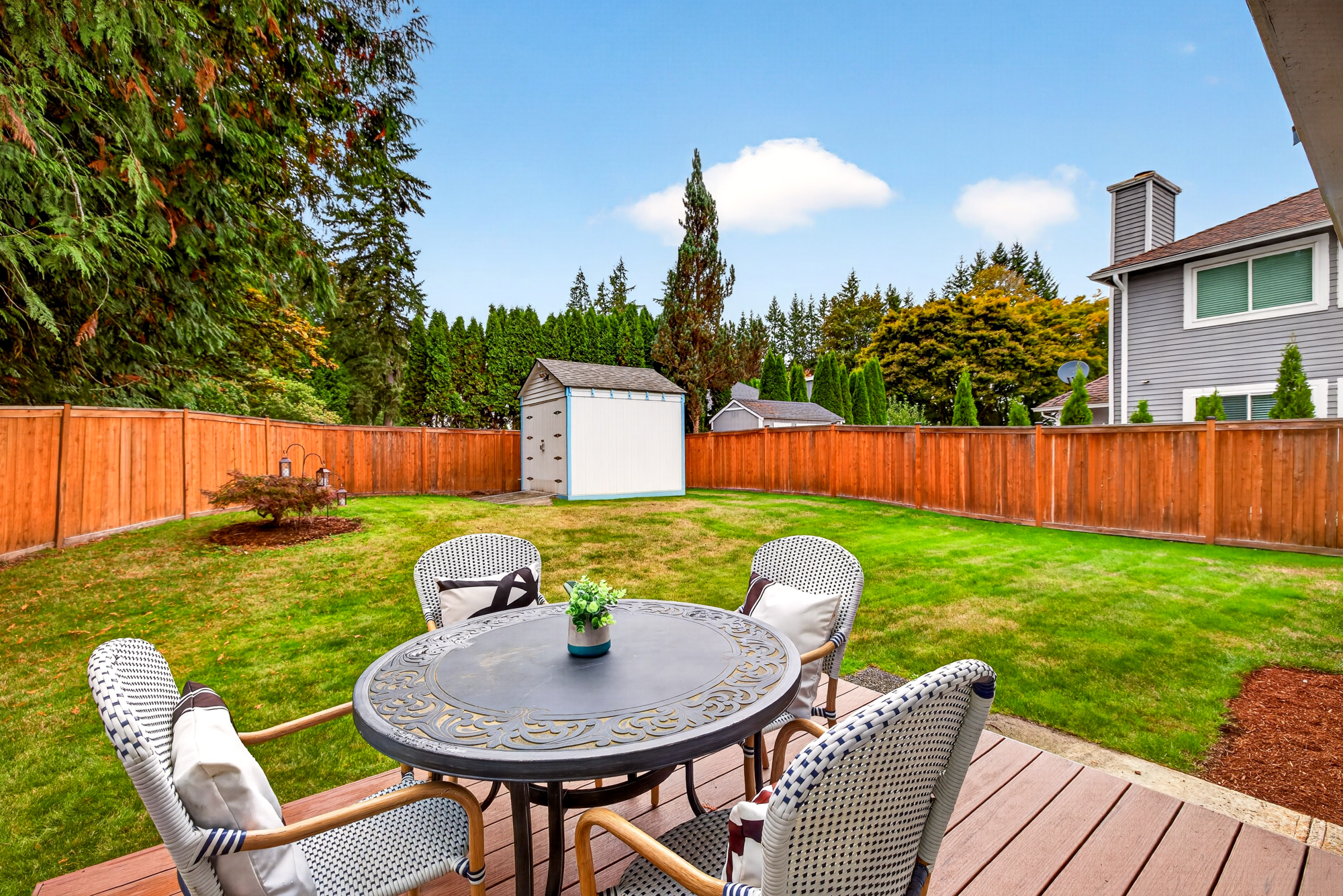 Redmond Two Story: 4 Bedrooms, Bonus Room, Central A/C, and a Private Fenced Yard in Northshore Schools