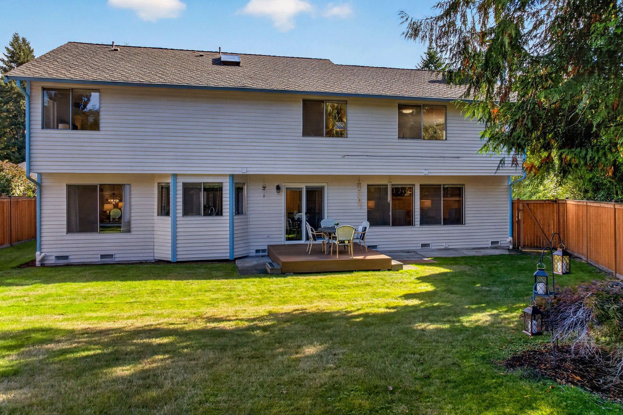 Redmond Two Story: 4 Bedrooms, Bonus Room, Central A/C, and a Private Fenced Yard in Northshore Schools