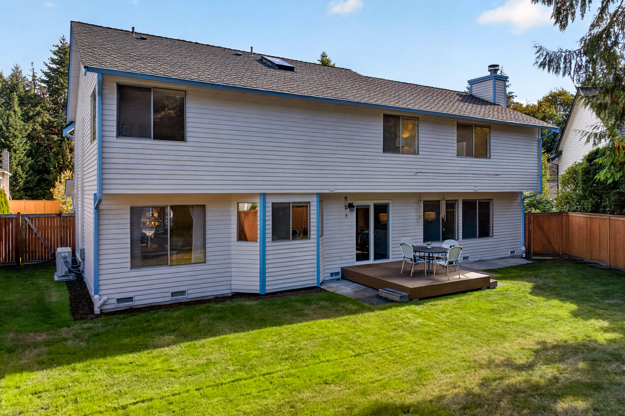 Redmond Two Story: 4 Bedrooms, Bonus Room, Central A/C, and a Private Fenced Yard in Northshore Schools