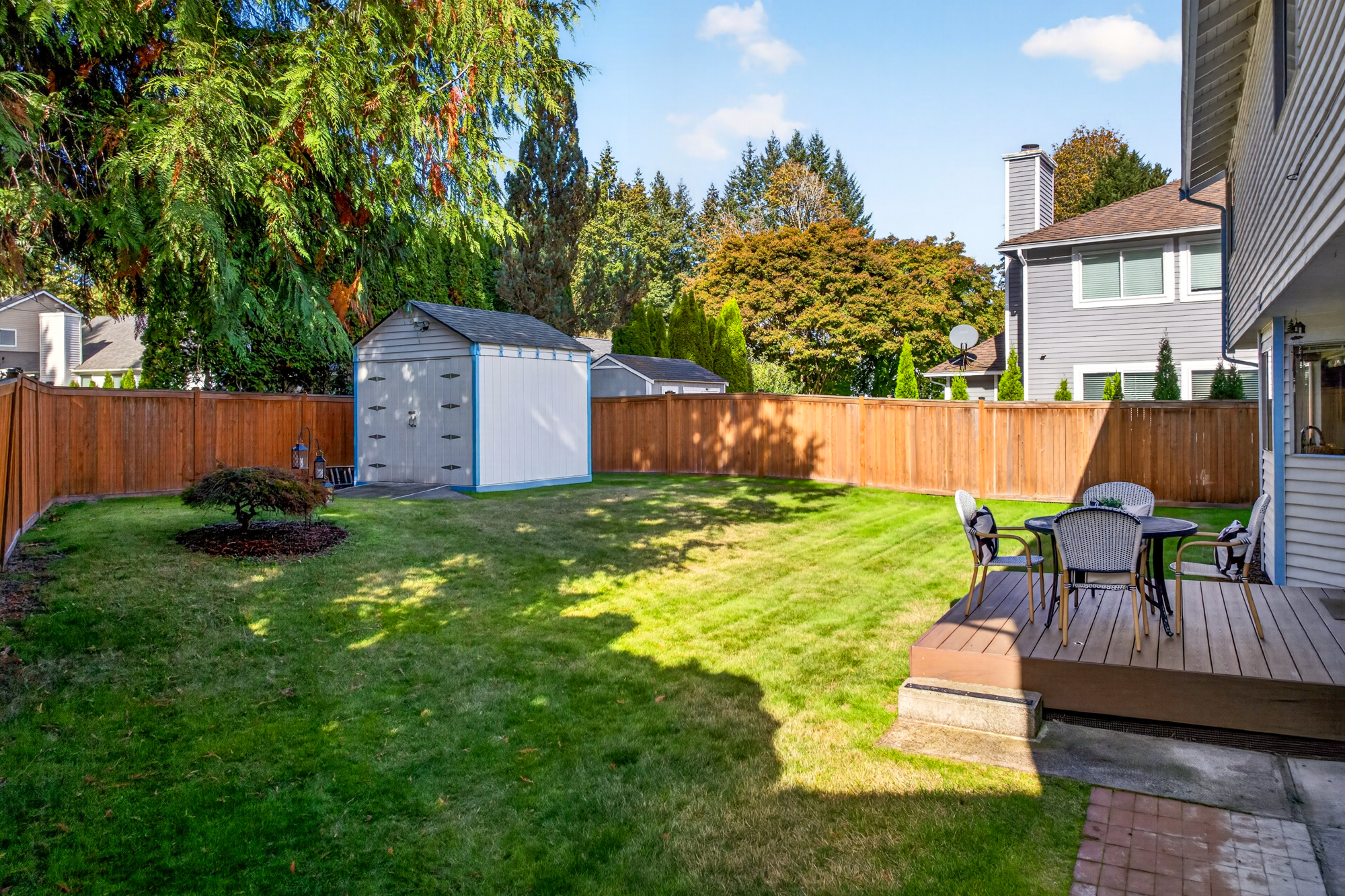 Redmond Two Story: 4 Bedrooms, Bonus Room, Central A/C, and a Private Fenced Yard in Northshore Schools
