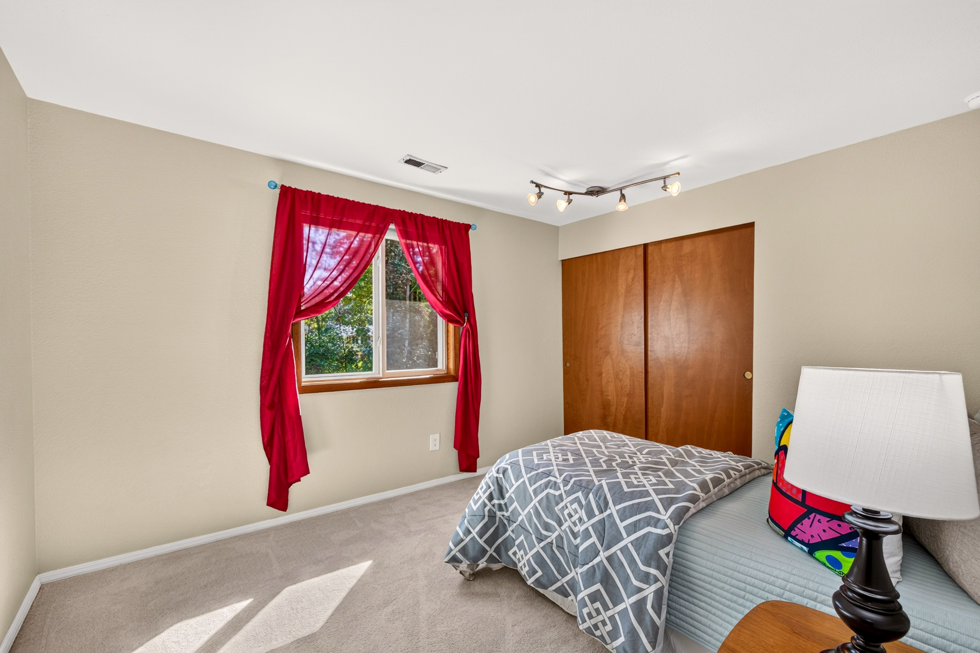 Beautiful Redmond 4-Bedroom Home with Bonus Room Overlooking Greenbelt