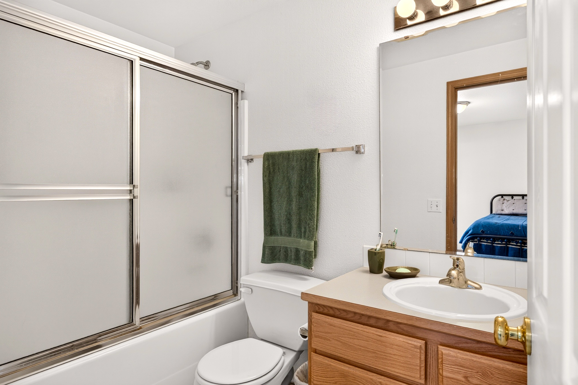 Move-In Ready in Lynnwood: New Furnace, New Water Heater, Newer Roof